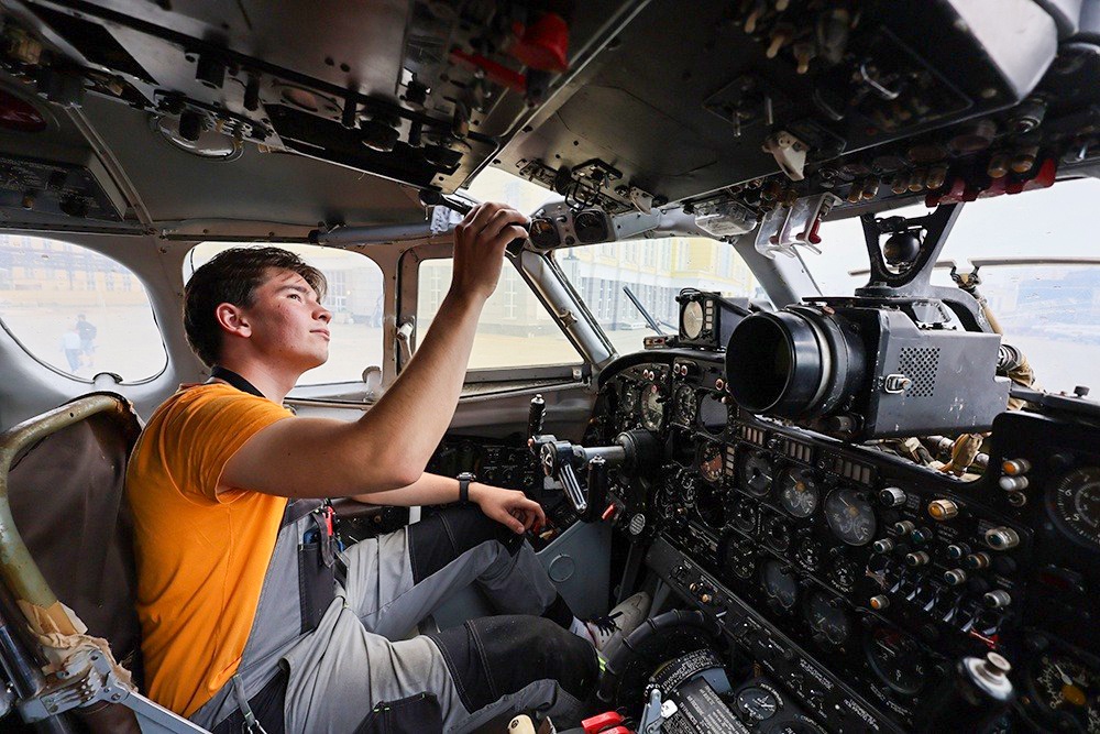 В экспозиции будто перед взлетом замерли легендарные самолеты: Ил-14, Ту-134, Ан-24, Ан-72, Як-40