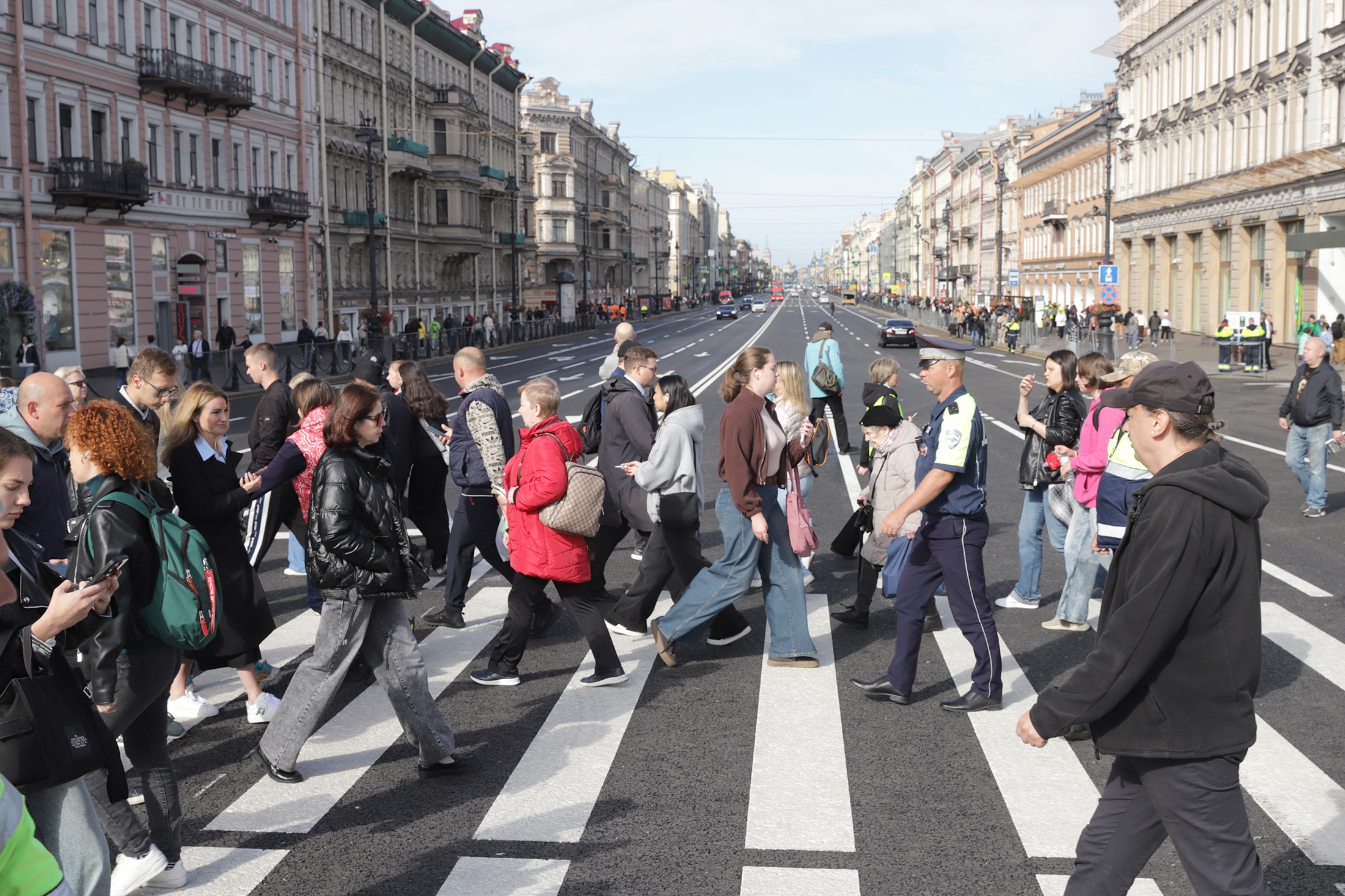 Три километра на Невском обновили всего за 13 дней, хотя обычно
на такую работу уходит три месяца.