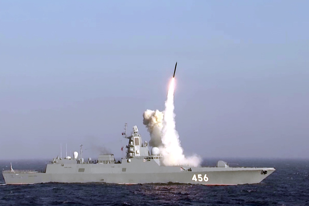 Пуск крылатой ракеты "Калибр" с фрегата Северного флота "Адмирал Головко".