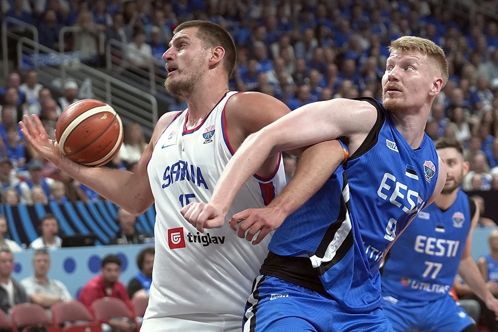 Сербский центровой Никола Йокич (слева) - один из самых звездных игроков Евробаскета-2025.