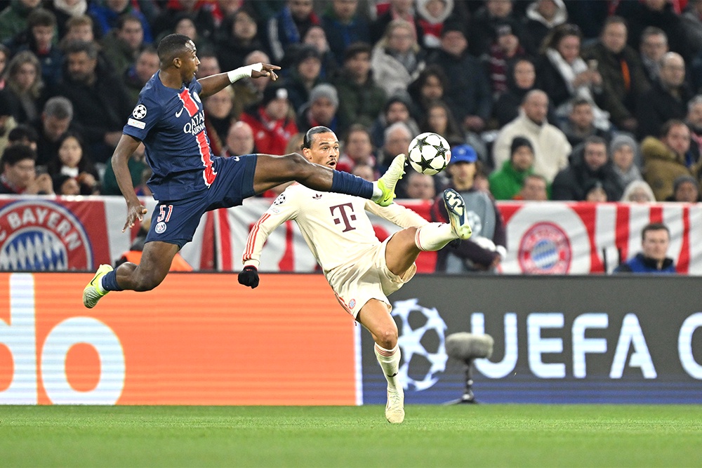 Второй год подряд футболисты французского "ПСЖ" (слева) сыграют с "Баварией" на общем этапе Лиги чемпионов. Другие соперники действующего обладателя титула - тоже весьма серьезные.