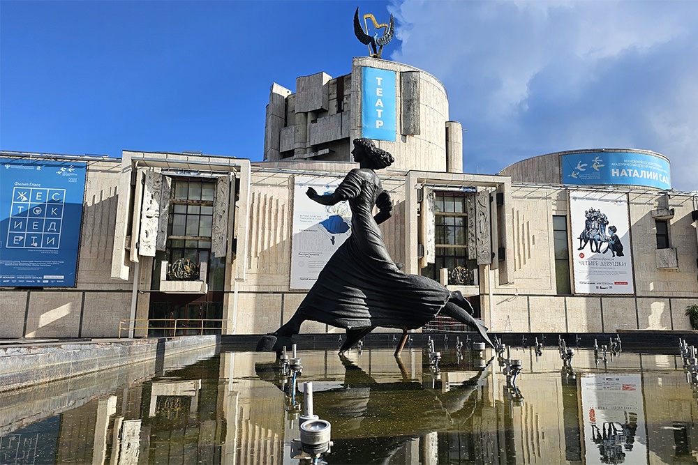 Само здание театра, образец советского модернизма, обещает встречу с волшебной музыкальной сказкой.