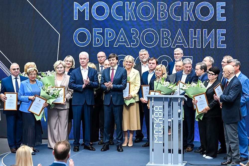 Сергей Собянин и Сергей Кравцов с лауреатами, удостоенными грантов мэра в области образования.