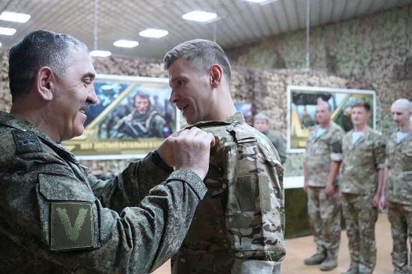 Юнус Бек Евкуров награждает Андрея Булахтина