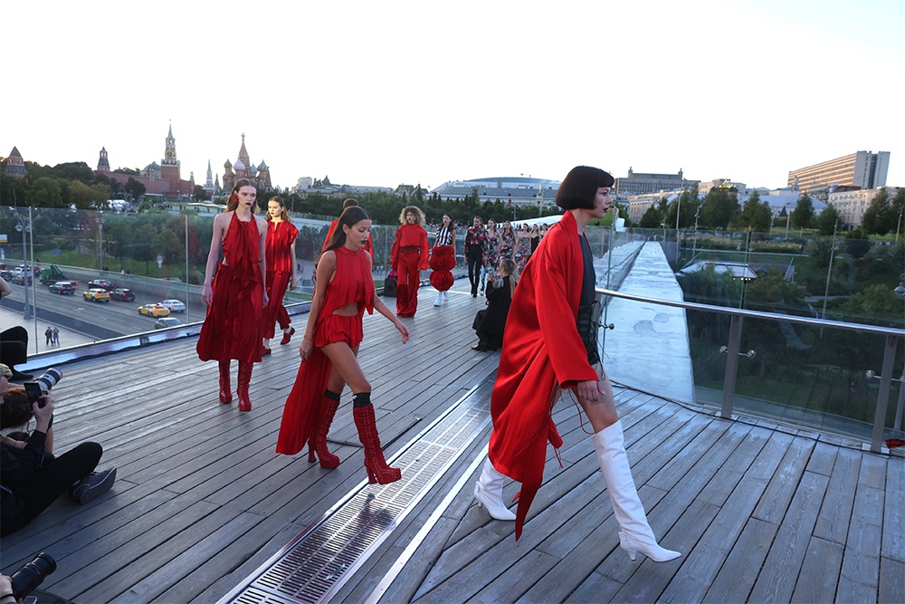 Парящий мост стал подиумом для яркой коллекции Александра Арутюнова, популярного российского дизайнера и модельера.