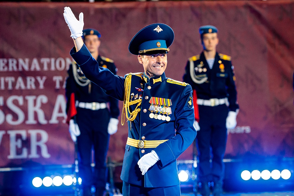 Владислав Твёрдый: в свой день рождения руководил сводным оркестром десантников. Ведущий фестиваля поздравил маэстро в микрофон, и 6500 зрителей аплодировали имениннику.