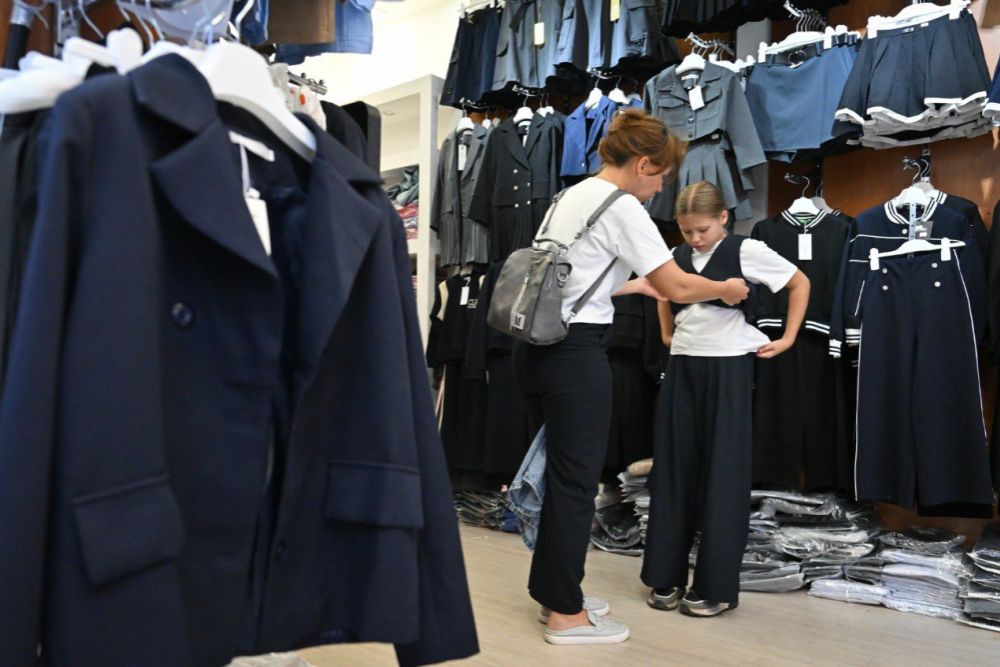  Даже при бережном отношении школьная форма редко служит больше года, сэкономить на этой статье расходов довольно сложно.