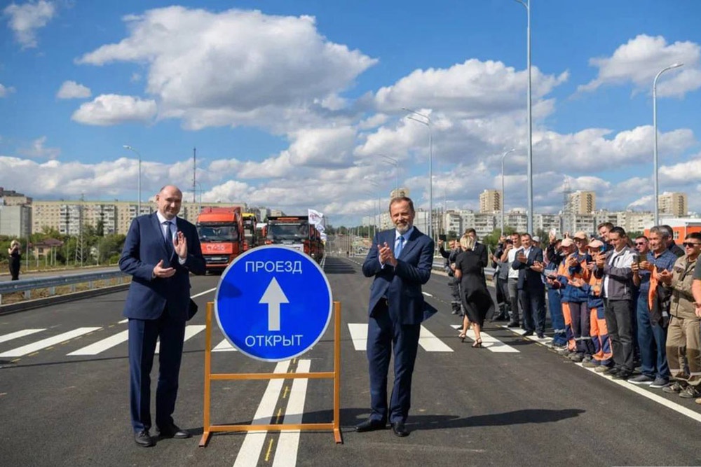 Евгений Солнцев и Игорь Комаров запустили движение по дороге-дублеру в Оренбурге. Евгений Солнцев и Игорь Комаров запустили движение по дороге-дублеру в Оренбурге.