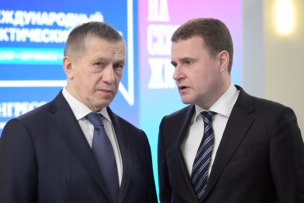 Заместитель председателя правительства РФ - полномочный представитель президента РФ в Дальневосточном федеральном округе Юрий Трутнев (слева) и министр РФ по развитию Дальнего Востока и Арктики Алексей Чекунков на презентации мастер-планов опорных населенных пунктов Арктической зоны РФ и проектов развития Северного морского пути.