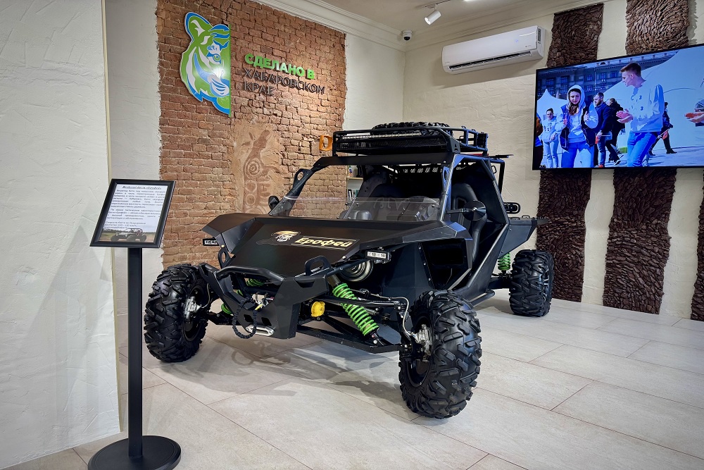 На площадке можно не только купить заинтересовавший товар, но и ознакомиться с промышленными достижениями региона.