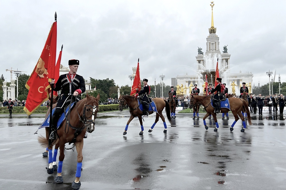 Конный церемониал на ВДНХ. Проходит по субботам, начало в полдень. В этом году пройдут три выступления: 30 августа, 6 и 13 сентября. Шоу возобновят в 2026 году, когда наступит комфортная для коней погода.