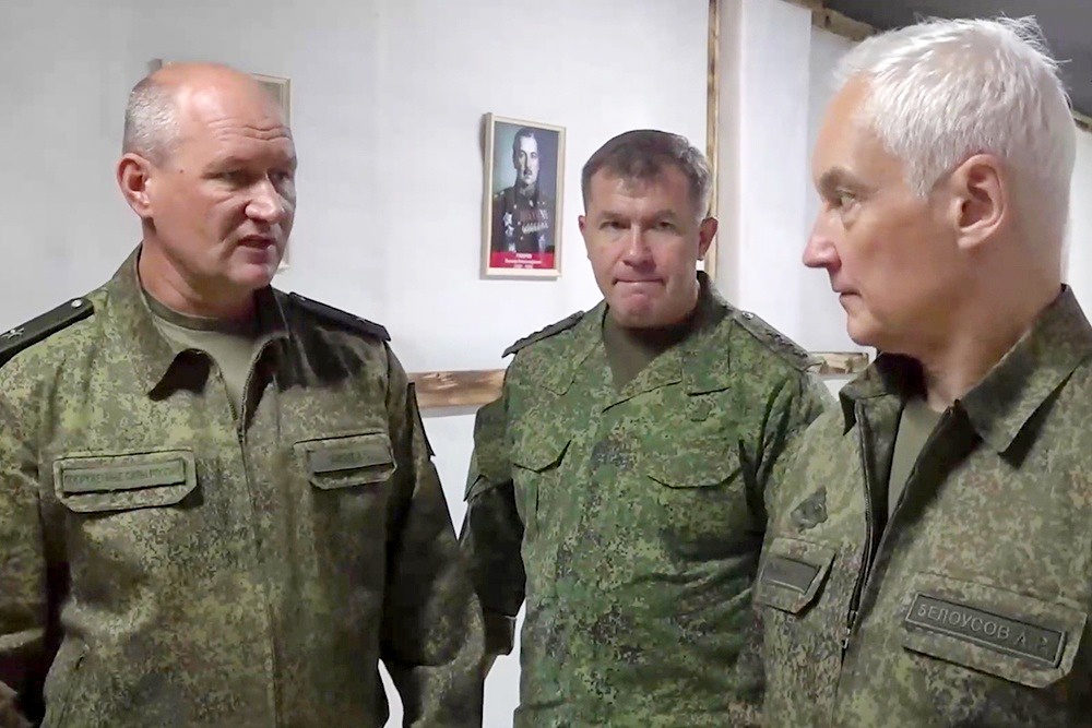 Командующий группировкой войск "Центр" Валерий Солодчук (слева) и начальник штаба Денис Лямин (в центре) доложили министру обороны РФ Андрею Белоусову о ходе выполнения боевых задач на своем участке фронта. Основное внимание генералы уделили применению беспилотников различных модификаций и роботов, которые могут выполнять как боевые (минирование, стрельба), так и транспортные функции. Доклад оценил маршал Советского Союза Леонид Говоров, взирающий на военачальников со своего фотопортрета.