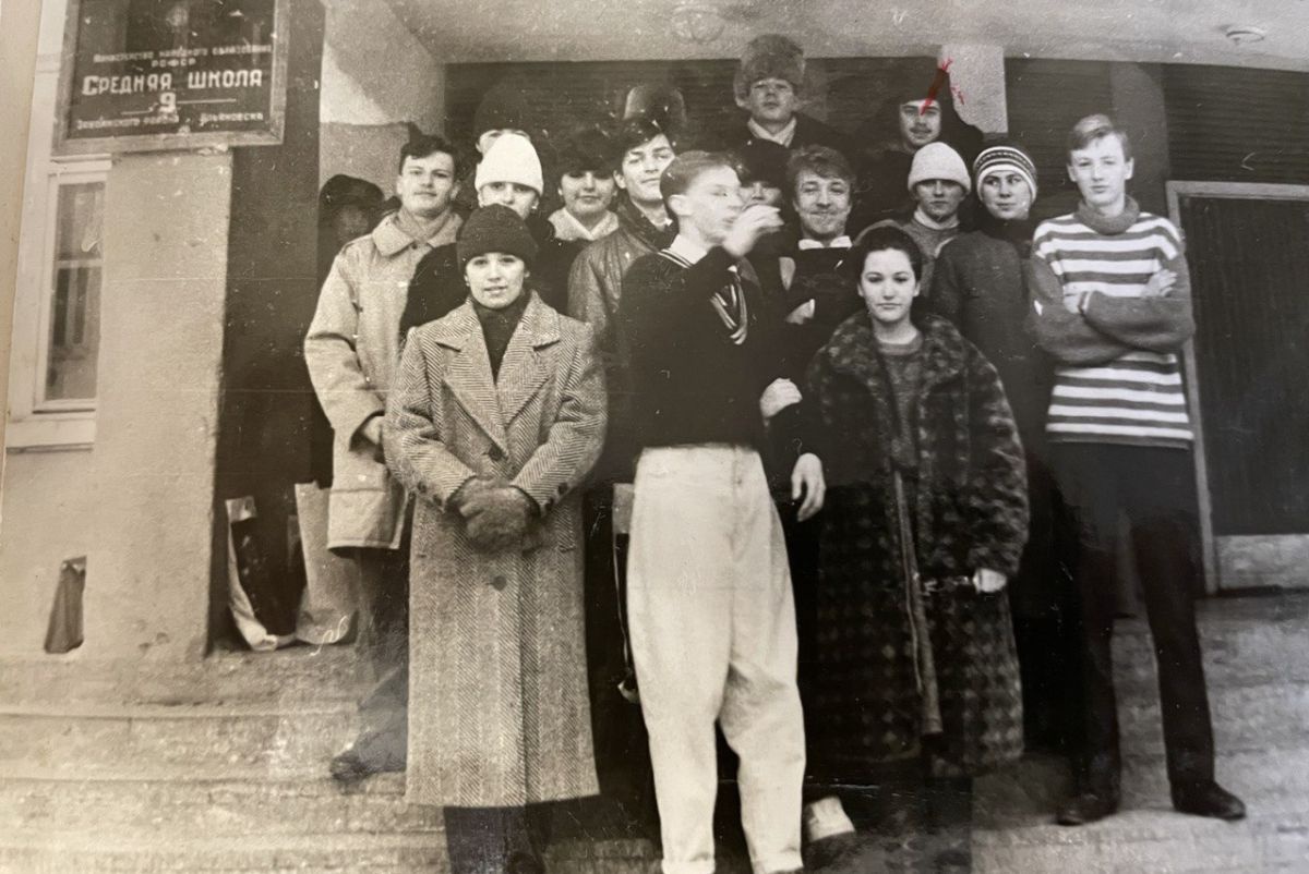 Наш 11-й В класс на школьном крыльце, я крайний справа. Наш 11-й В класс на школьном крыльце, я крайний справа.