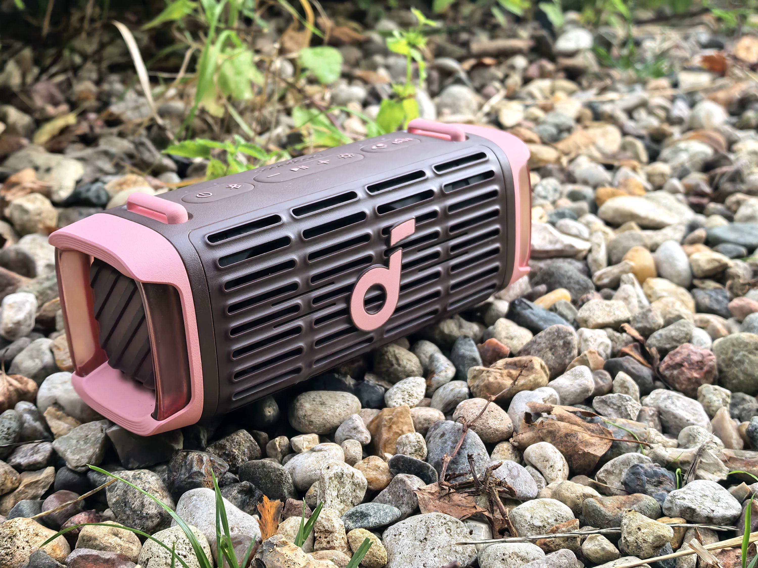 Soundcore Boom 3i. Колонка на гальке.