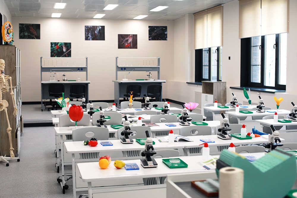 Класс биологии новой школы в Тульской области уже ждет ребят.