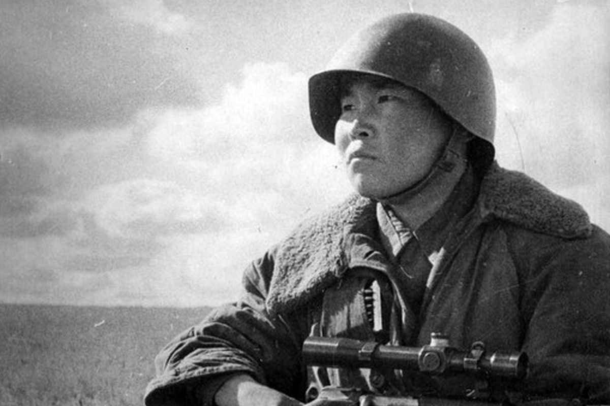 19-летний снайпер Максим Пассар (1923 - 1943), уничтоживший 237 гитлеровцев, вошел в Историю лучшим снайпером Сталинградской битвы. В 2010 году Максиму Пассару посмертно присвоено звание Героя России. 