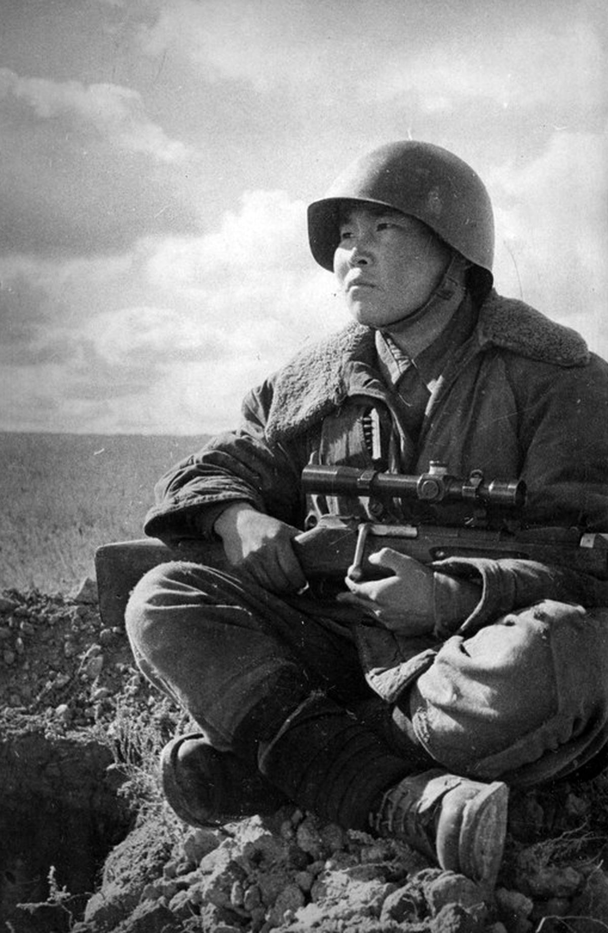 19-летний снайпер Максим Пассар (1923 - 1943), уничтоживший 257 гитлеровцев, вошел в Историю лучшим снайпером Сталинградской битвы. В 2010 году Максиму Пассару посмертно присвоено звание Героя России. 19-летний снайпер Максим Пассар (1923 - 1943), уничтоживший 257 гитлеровцев, вошел в Историю лучшим снайпером Сталинградской битвы. В 2010 году Максиму Пассару посмертно присвоено звание Героя России.