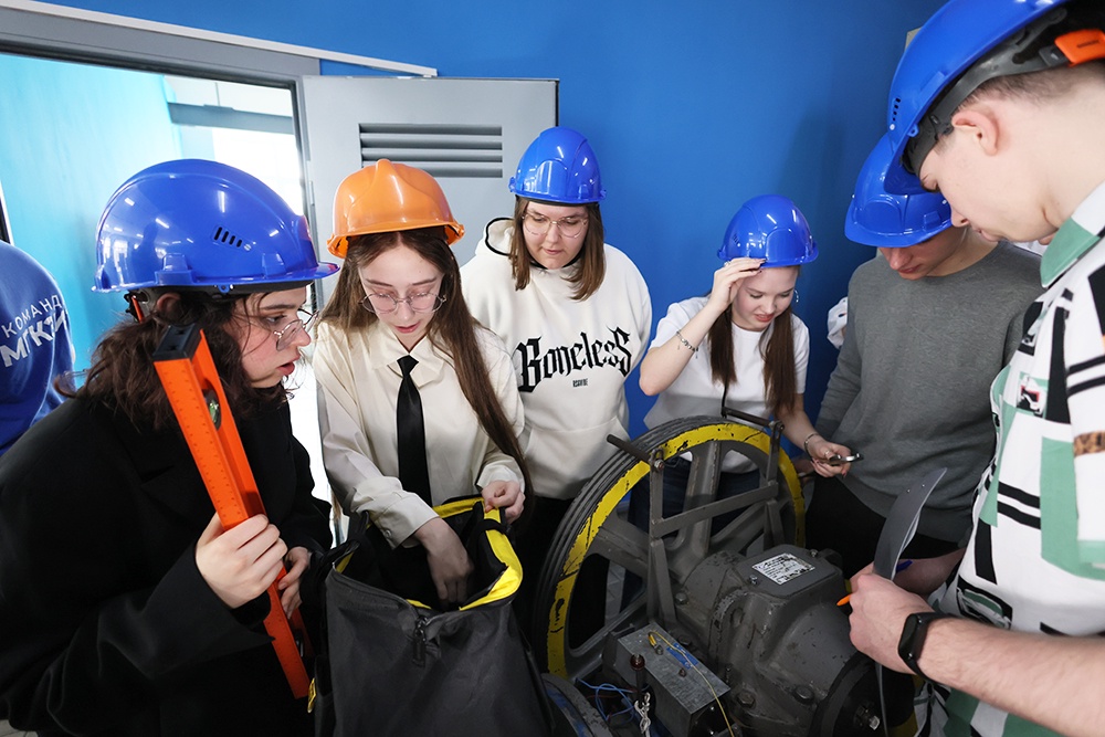 Девятиклассники проходят профессиональные пробы в Московском колледже электромеханики и информационных технологий.