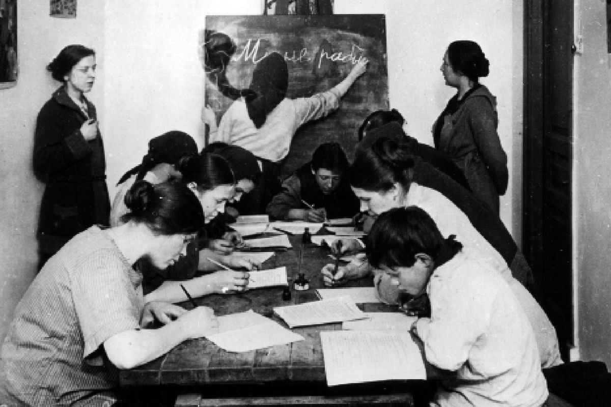 Совместное обучение в 1920-х противопоставлялось раздельному дореволюционному. Совместное обучение в 1920-х противопоставлялось раздельному дореволюционному.