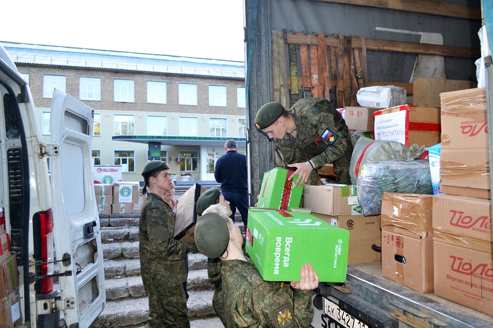 Студенты - участники клуба "Патриот" грузят гуманитарную помощь для участников СВО.