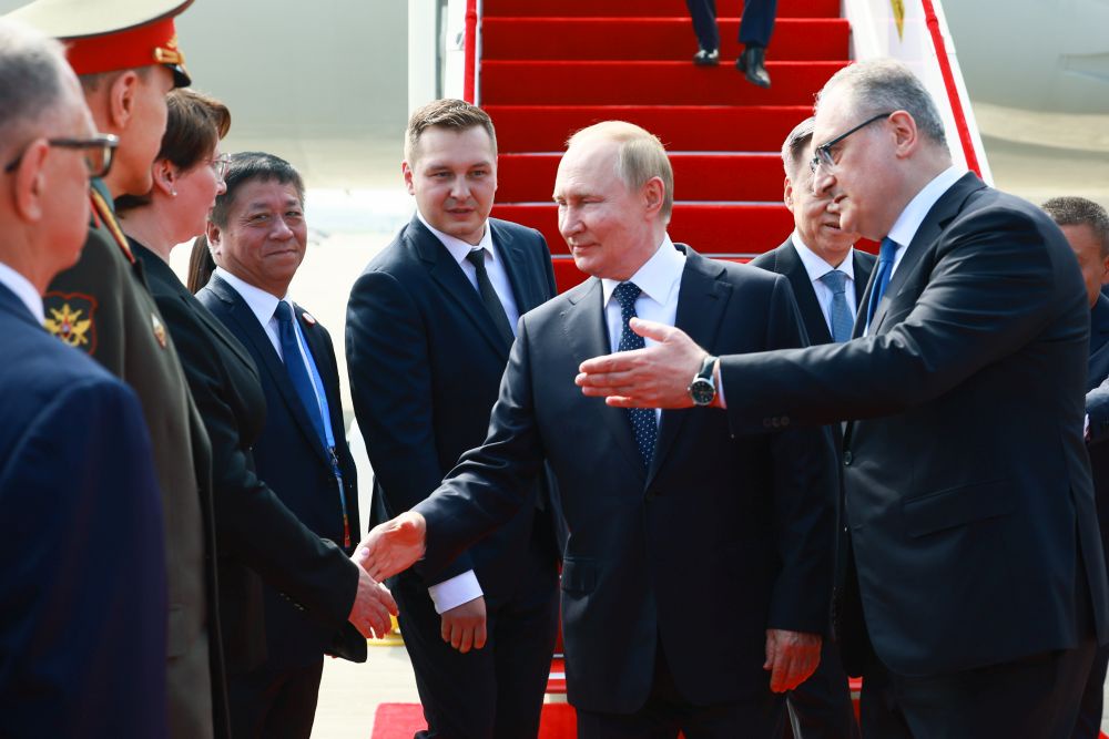 Президент РФ Владимир Путин и посол РФ в Китае Игорь Моргулов в аэропорту Биньхай.