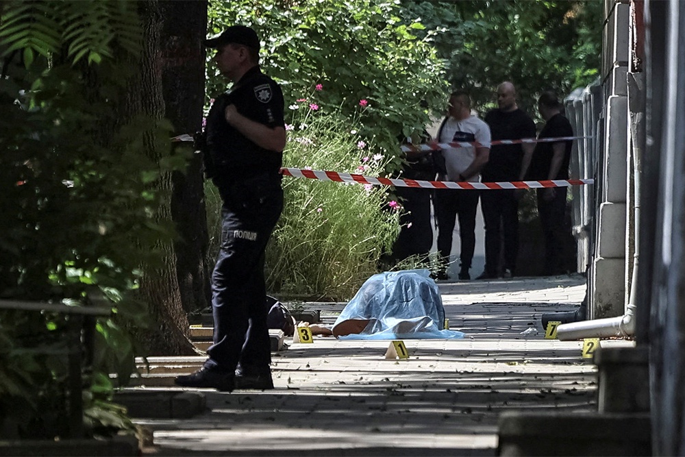 Тело Парубия на улице Львова. Убийца сделал восемь выстрелов.