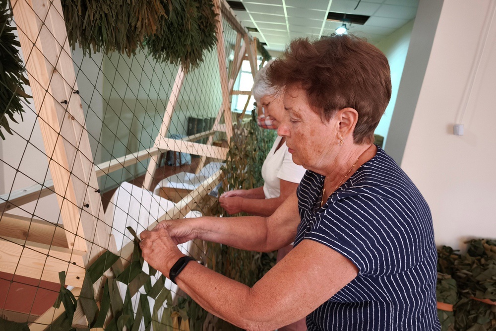 Семь женщин из группы волонтеров "Крым. ГарниZон. Новофедоровка" работают пять дней в неделю, изготавливая для фронта тысячи квадратных метров маскировочных сетей. 