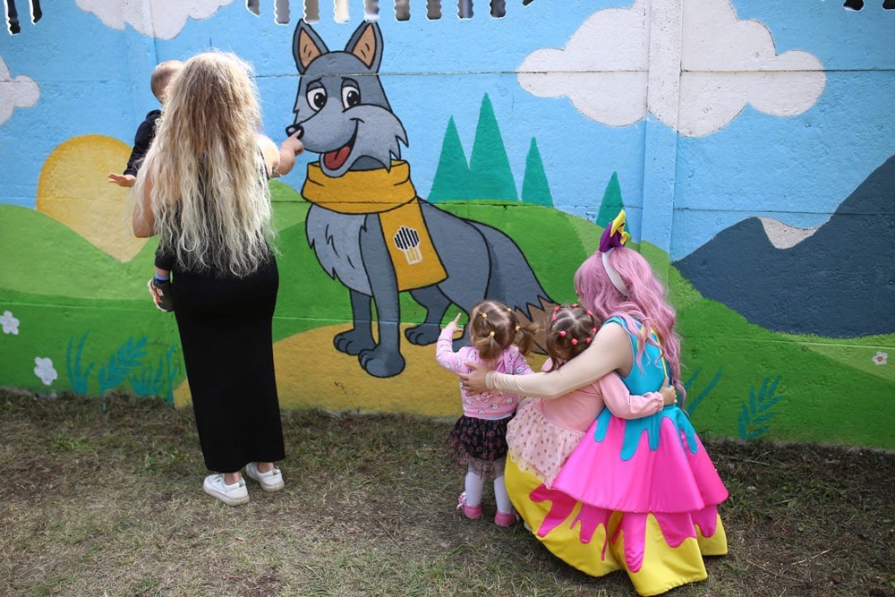 Забор учреждения теперь напоминает яркую страницу из детской книги. Забор учреждения теперь напоминает яркую страницу из детской книги.