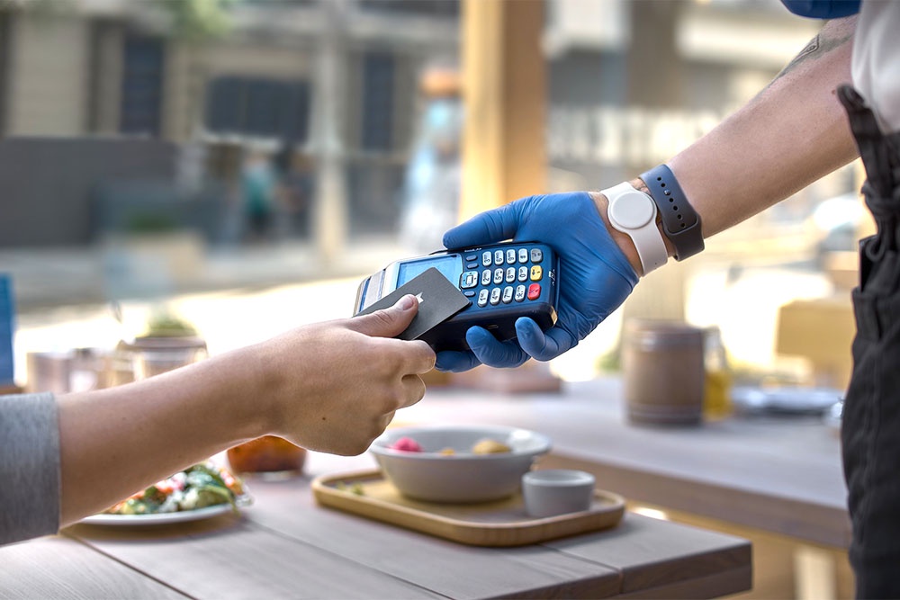 Расплатиться чужой банковской картой - это почти как написать явку с повинной.