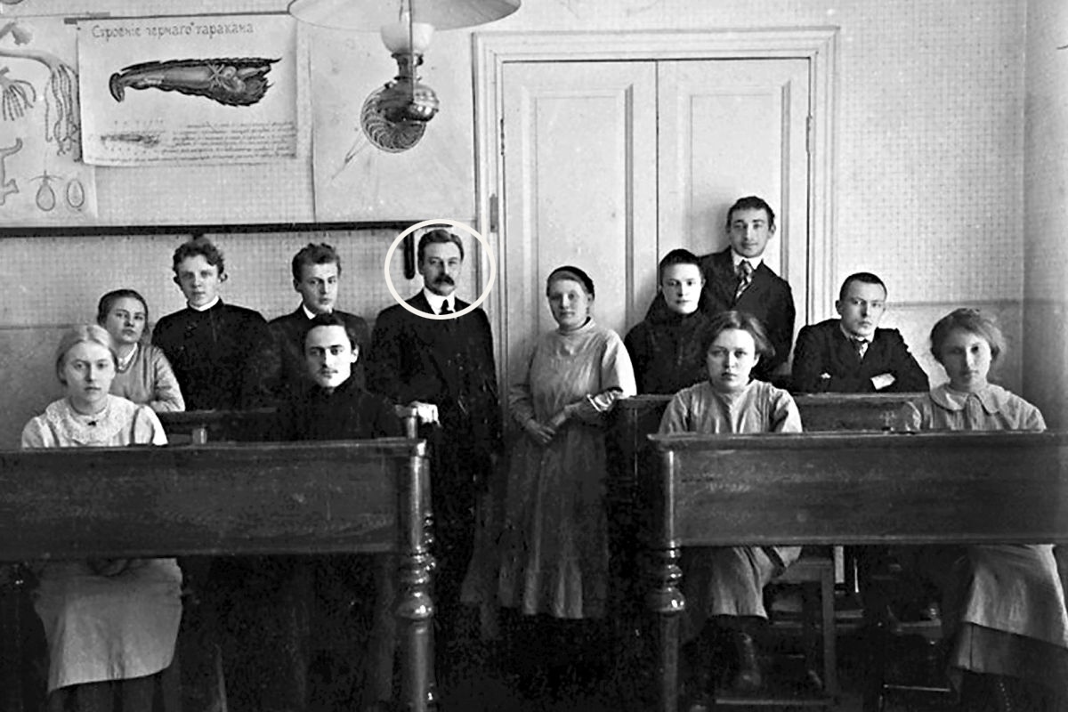 Выпускники Выборгского восьмиклассного коммерческого училища и его директор П.А. Герман. 1913 г.