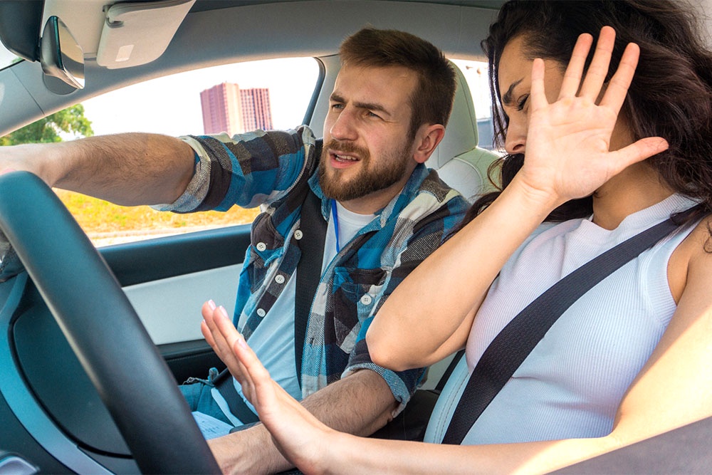 Если в момент грубого нарушения женой правил муж находился рядом, то и ему придется отвечать.