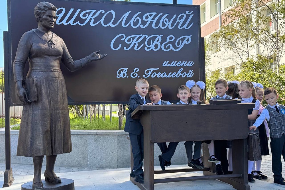 Любой желающий может сесть за парту у памятника, сфотографироваться.