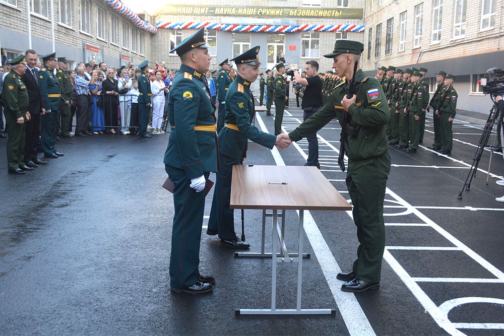 Накануне Дня знаний первокурсники вновь открытого военного училища приняли присягу.
