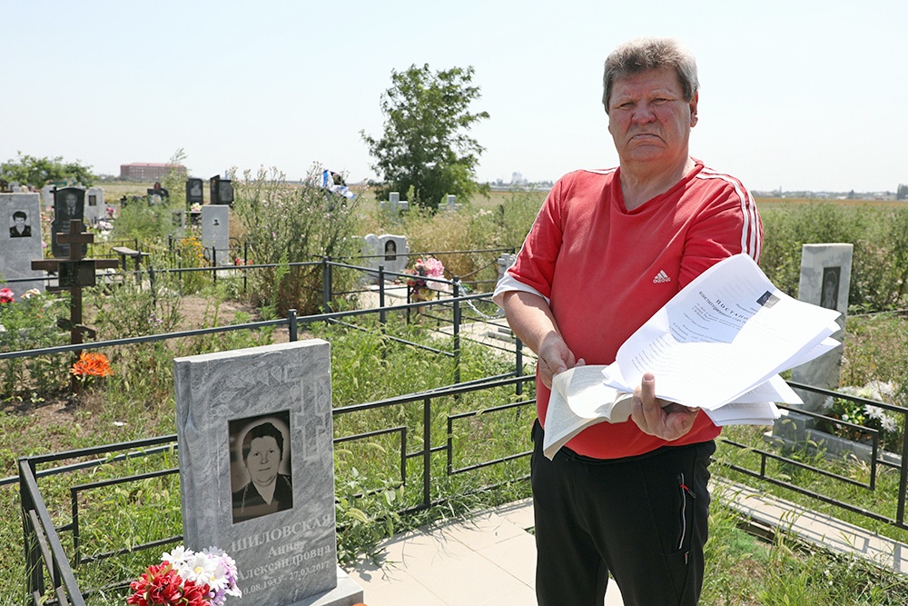 Сергей Шиловский часто приходит на кладбище к могиле своей мамы в Тимашевске. 