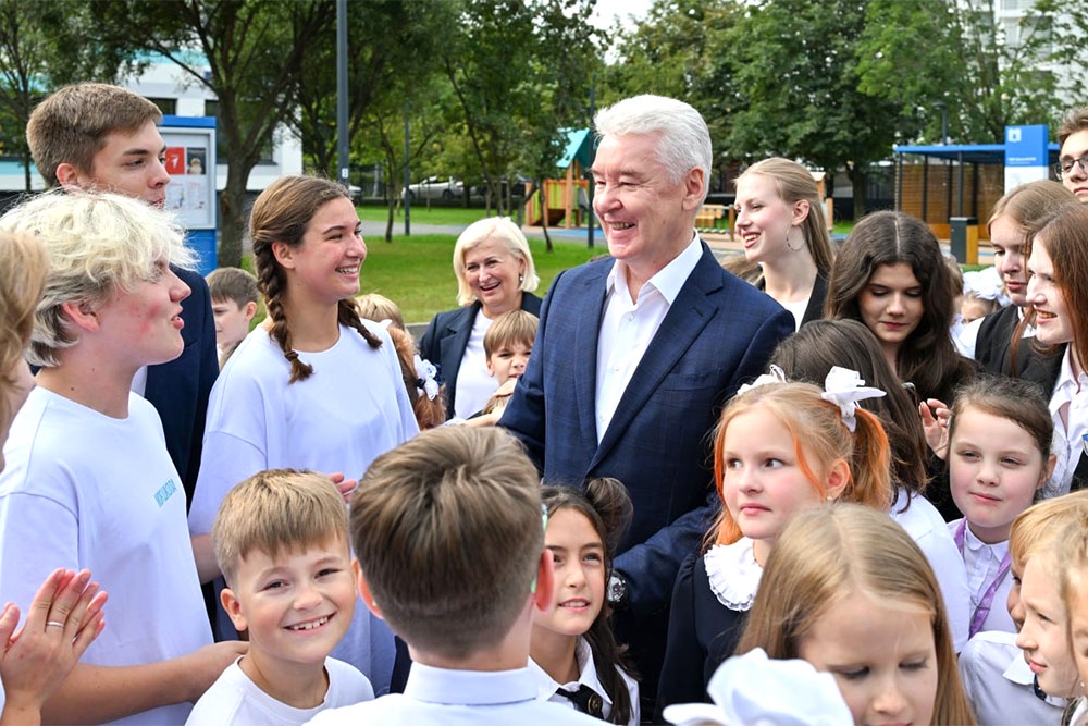 Искренняя радость детей при виде обновленной школы не оставила равнодушным и мэра.
