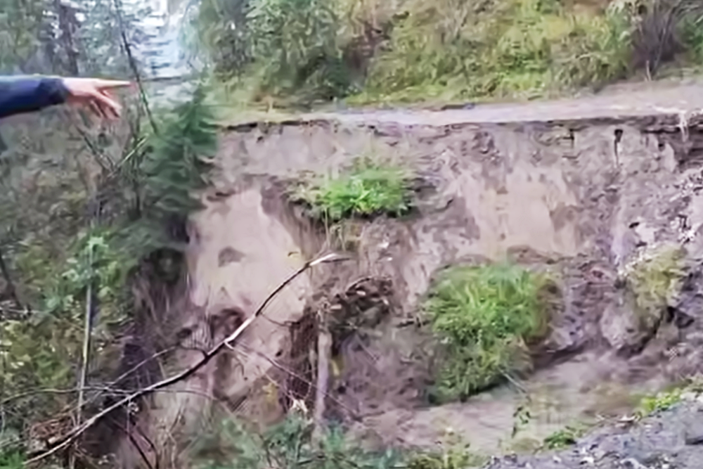 Ливень размыл дорогу к нескольким садоводческим товариществам. Ливень размыл дорогу к нескольким садоводческим товариществам.