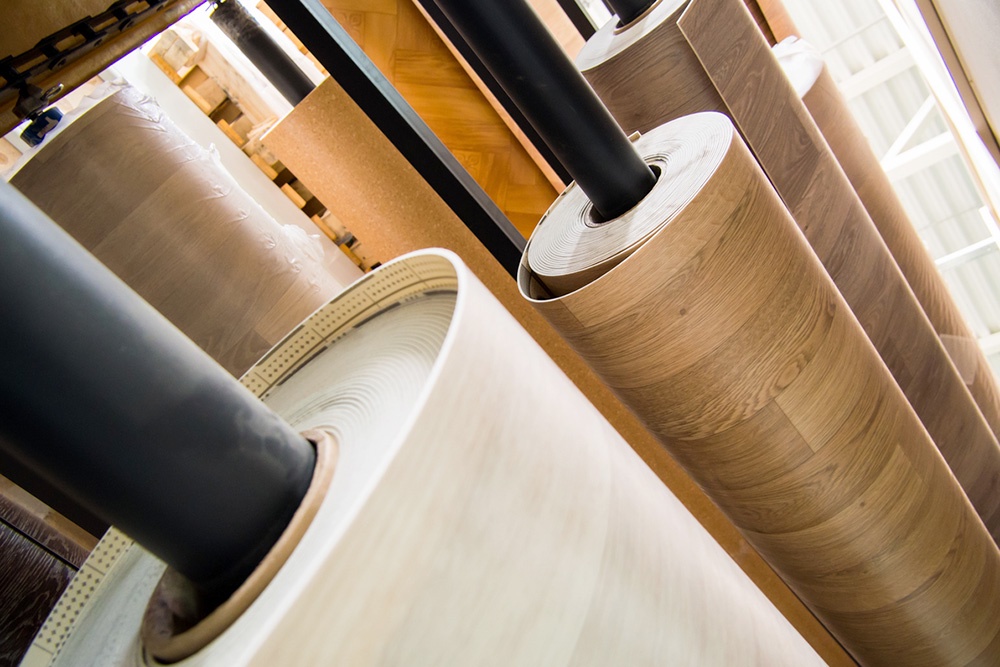 Рулоны нового линолеума в магазине