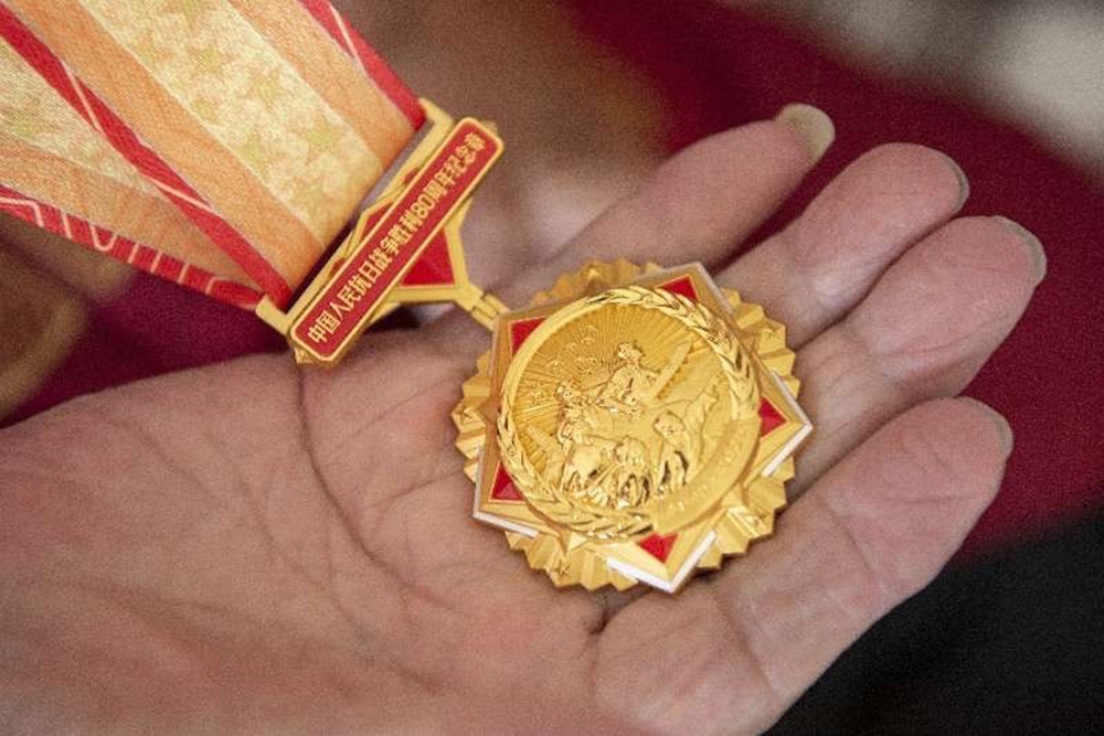 Памятная медаль, выпущенная властями КНР к 80-летию Победы китайского народа в войне сопротивления японским захватчикам. Памятная медаль, выпущенная властями КНР к 80-летию Победы китайского народа в войне сопротивления японским захватчикам.