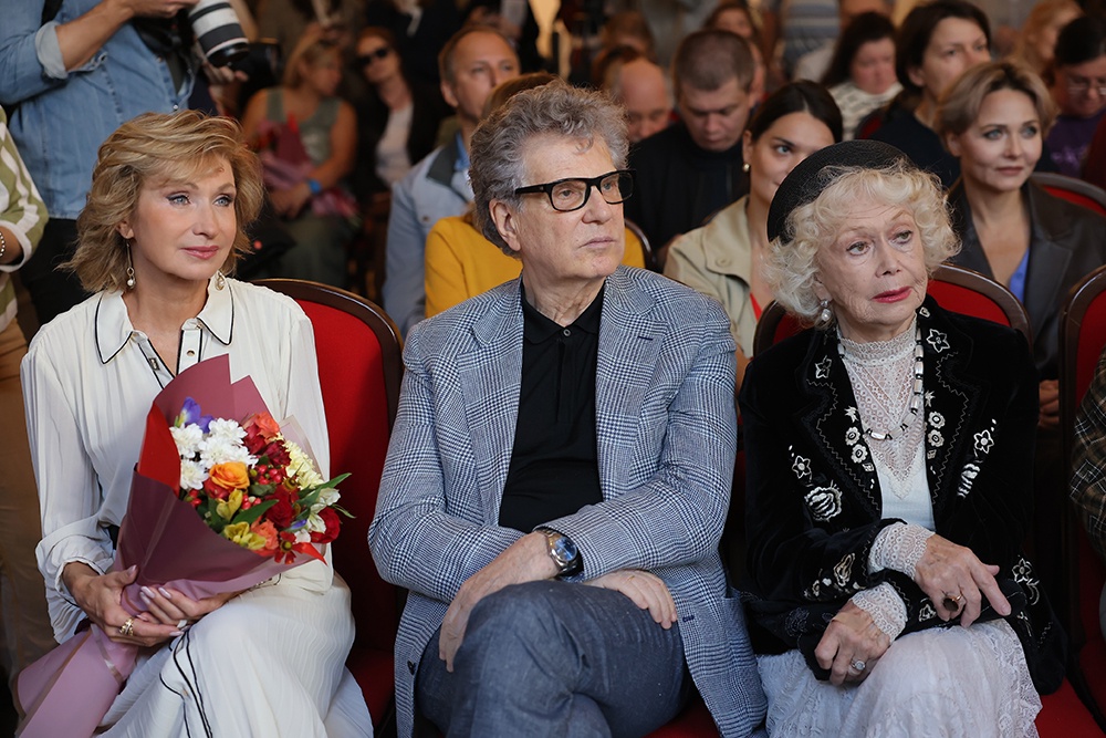 Сбор труппы в Театре Маяковского - это собрание любимых в народе мастеров. И репертуар сезона здесь намечен серьезный - от Чехова до Толстого.