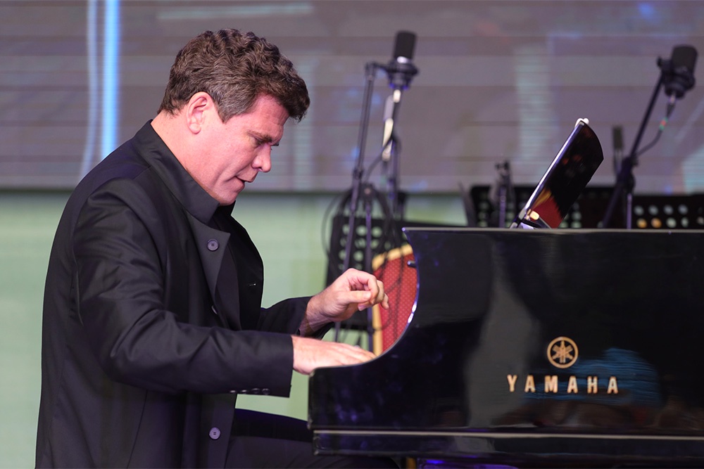 В первом концерте сезона пианист Денис Мацуев исполнил Пятый фортепианный концерт Бетховена.