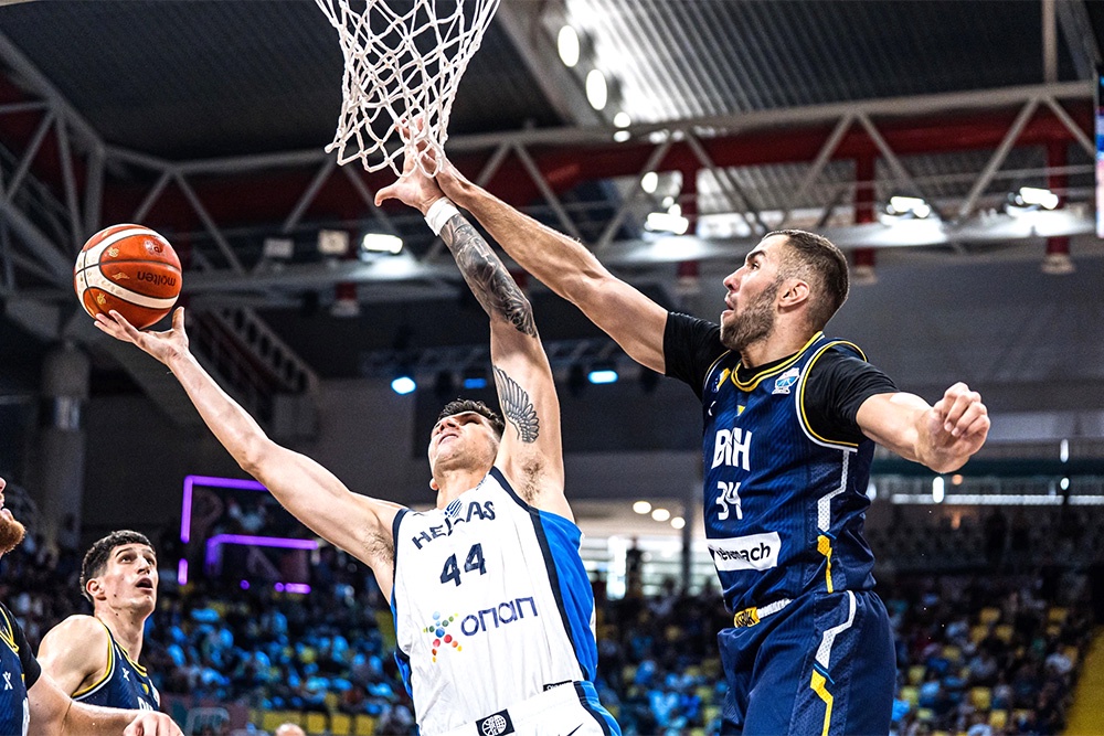 Игроки сборной Боснии (справа) сумели остановить атаку греческой команды и добились важнейшей победы.