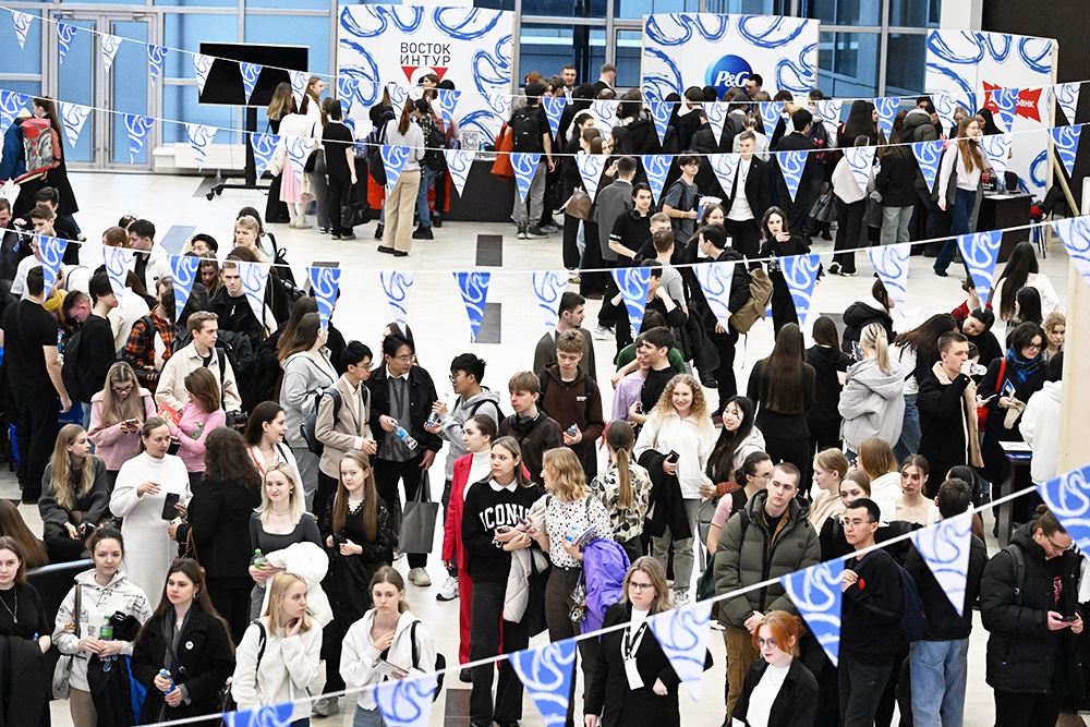 Ярмарка вакансий "День карьеры-2025" прошла в Дальневосточном федеральном университете во Владивостоке.