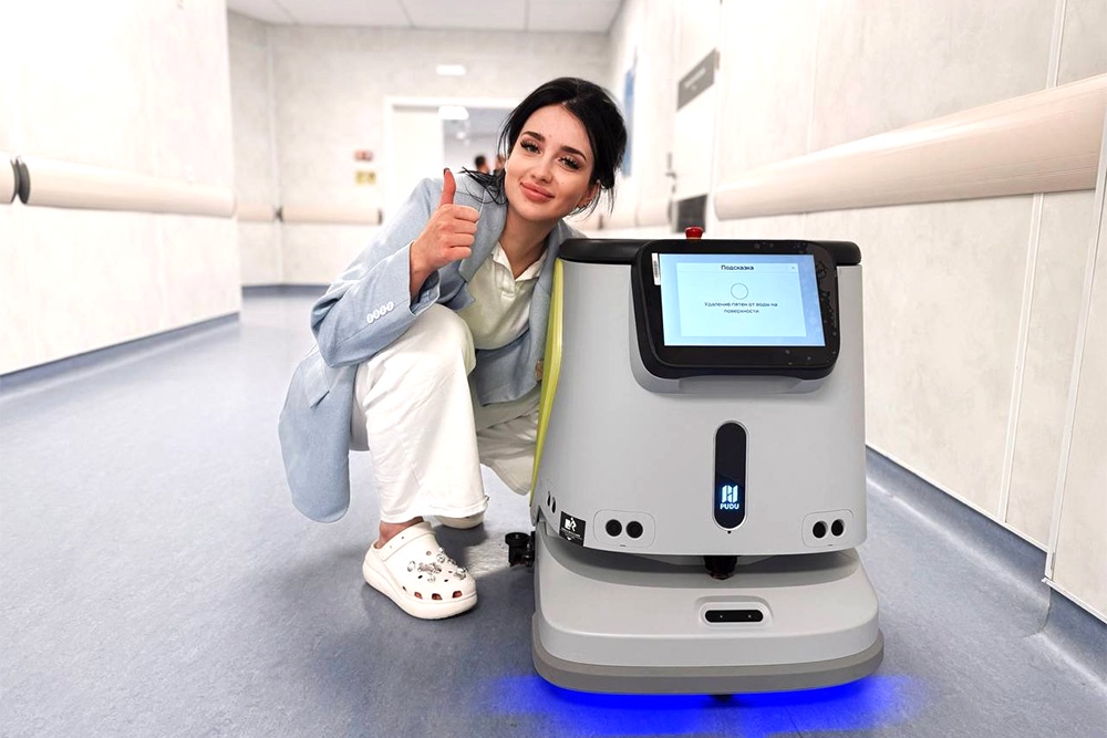 Три таких робота убирают в атриуме, гардеробе, травматологическом и рентген-отделениях центра.