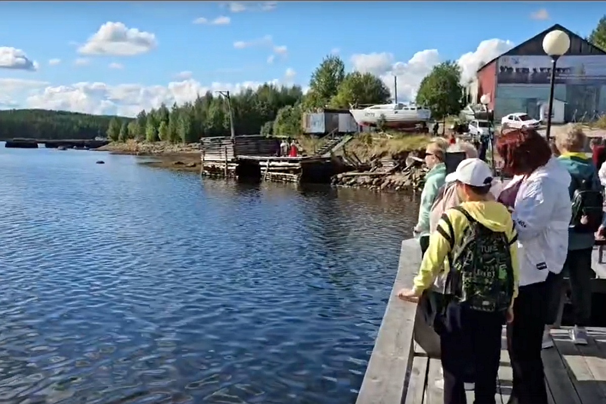 Жители пользуются 100-летней пристанью и называют живой легендой Русского Севера. Жители пользуются 100-летней пристанью и называют живой легендой Русского Севера.