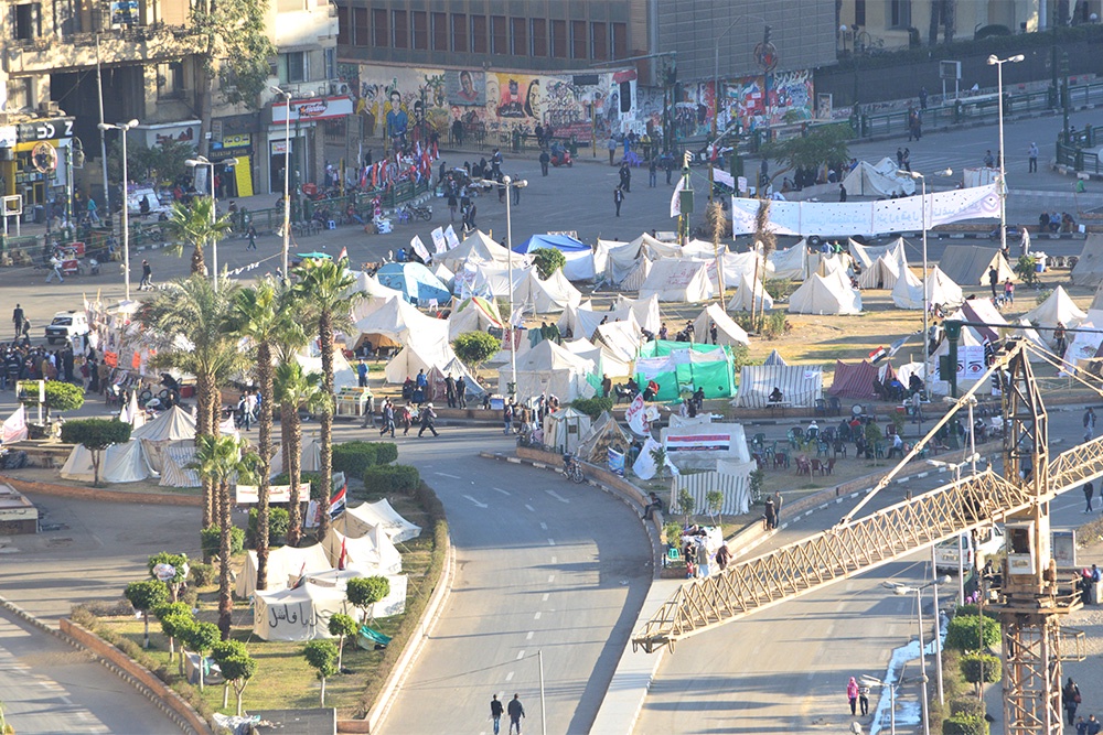 Тахрир и палаточный лагерь на площади, вид сверху, с балкона моего гостиничного номера.
