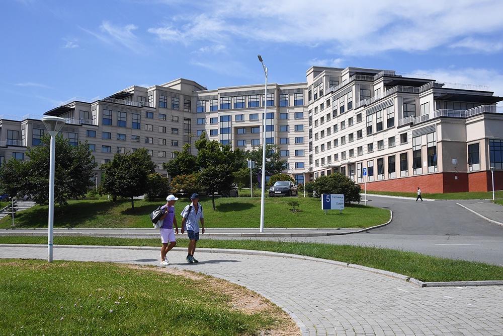 Кампус ДВФУ во Владивостоке по праву считается лучшим в России и одним из лучших в мире. Здесь с 3 по 6 сентября 2025 года проводится юбилейный X Восточный экономический форум.