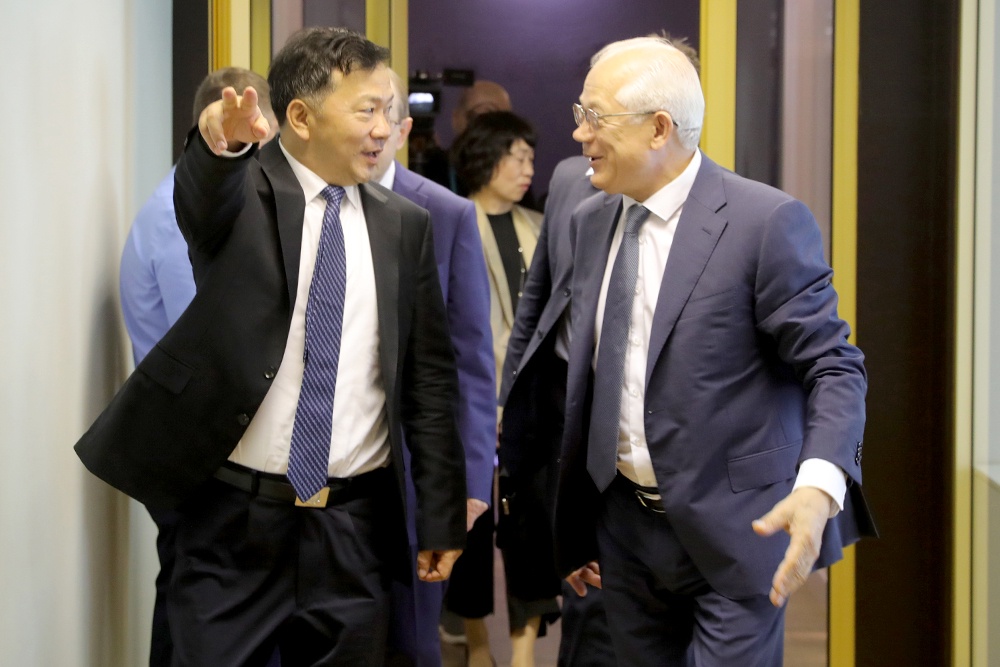 Глава Медиакорпорации Китая Шэнь Хайсюн и гендиректор "Российской газеты" Павел Негоица - партнеры и давние друзья.