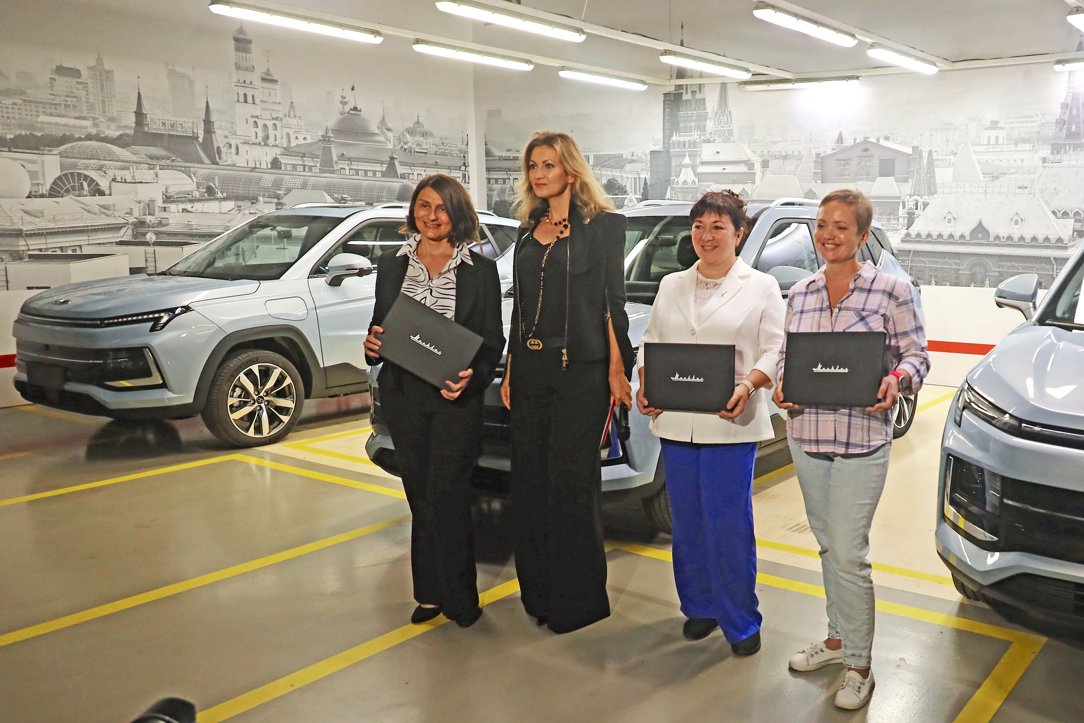 Лучшим медсестрам Эльвире Ульдановой, Юлии Нагайцевой и Алене Соколовой вручила ключи директор по взаимодействию с госорганами и корпоративным связям завода "Москвич" Татьяна Редько.