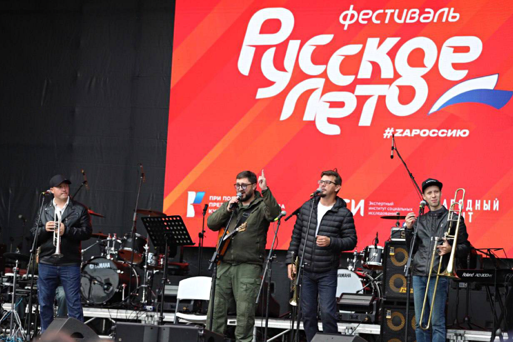 Программа фестиваля включала в себя не только развлекательные мероприятия. О бойцах на передовой тоже не забывали - так, здесь прошел сбор средств в фонд "Все для победы!".