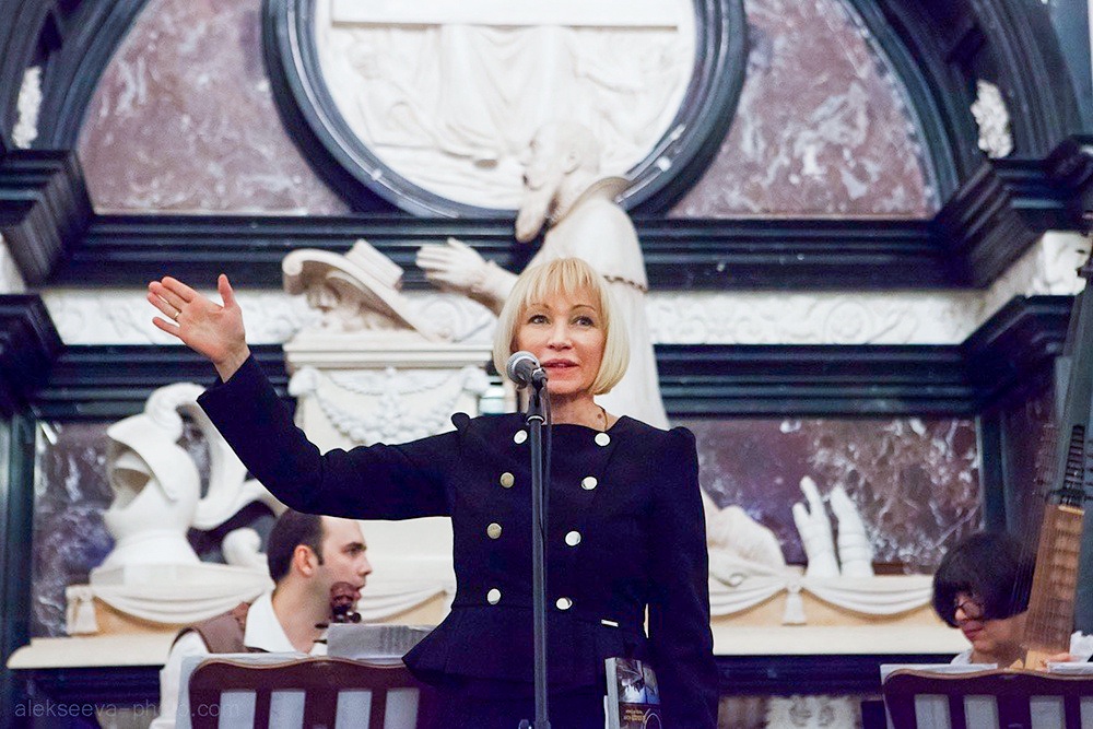 Вера Таривердиева бережно хранит и популяризирует творческое наследие композитора.